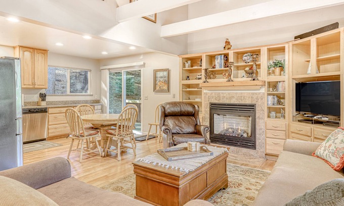 North Upper Truckee House | Spacious lodge with wonderful views & large deck - great location, walk to trail