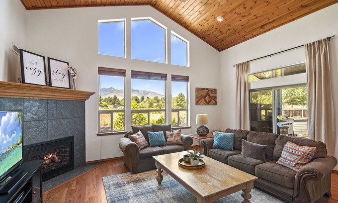Flagstaff House | Spacious Lodge with Game Room and Peak Views on 2.5 acres