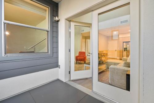Los Angeles Apartment | Spacious Loft- Hollywood Free Pool, Parking, Gym