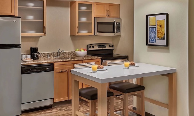 Chesterfield Hotel | Spacious Loft Suite with Fully-equipped Kitchen! W/Pool & Sports Court Onsite!