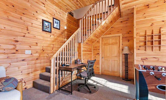 North Fork Township Cabin | Spacious Log Cabin Near Hiking Trails