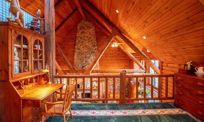 Crosslake Cabin | Spacious log cabin, outdoor living, shore lift