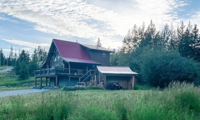 Logan Lake Cabin | Spacious Log Cabin With Hot Tub