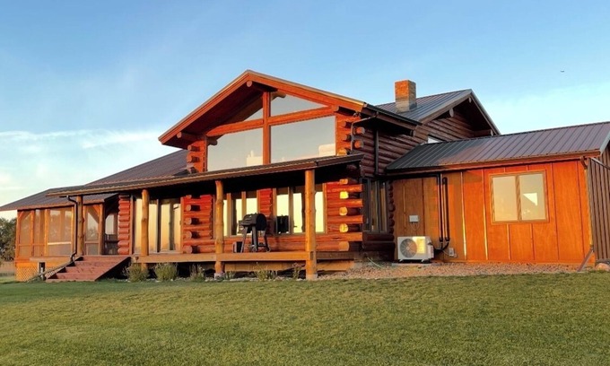 Pierre Cabin | Spacious Log Cabin with Stunning River Views – Private Retreat Close to Pierre