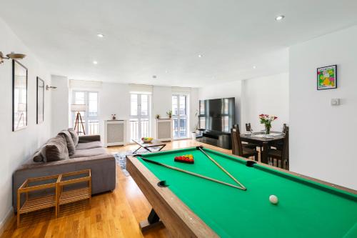 Shoreditch Apartment | Spacious London Shoreditch 3BR 2 Baths, 2 Balconies,Giant 99" TV, Pool Table, PS4