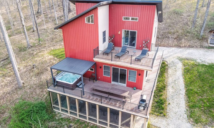 Carbon Hill Cabin | Spacious luxury cabin with hot tub and a great view!