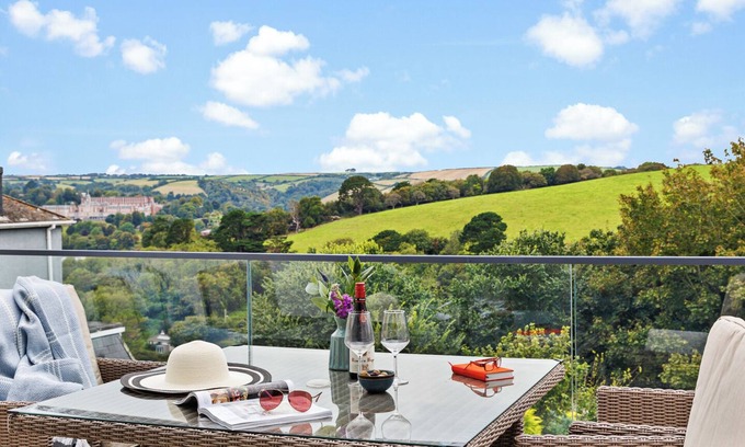 Kingswear House | Spacious Luxury Retreat with parking & views