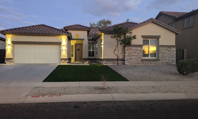 Rovey Farm Estates House | Spacious Luxury Retreat in the Heart of Glendale with All Amenities