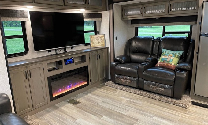 Lexington House | Spacious Luxury RV w/3BD & Cozy fireplace Chap Experience @ KHP
