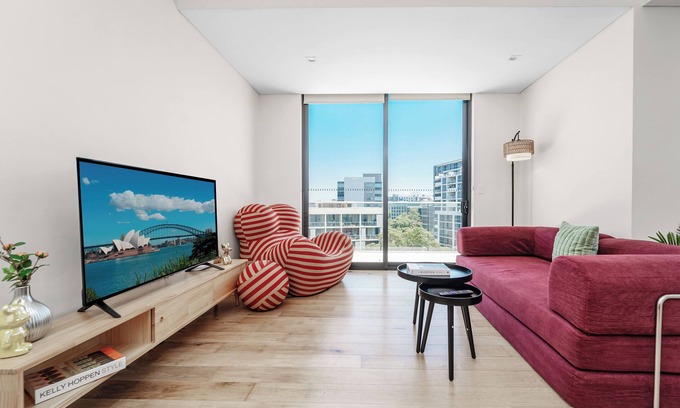 Mascot Apartment | Spacious Mascot Loft Apartment Near Train Station