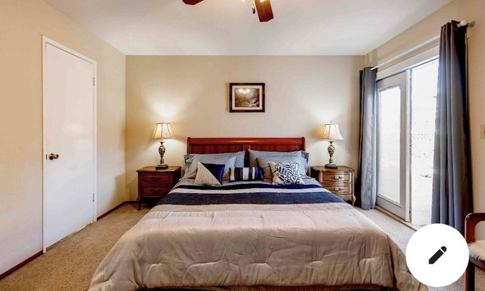 Roseville House | Spacious Master Suite with Private entrance & bathroom,key-box self-check in !
