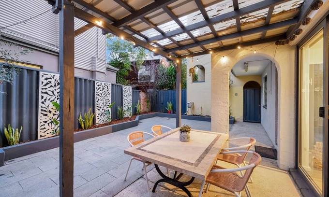 Maylands Apartment | Spacious Maylands apartment, private courtyard and modern comforts