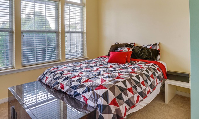 Mechanicsville House | Spacious Mechanicsville Townhome w/ Balcony!