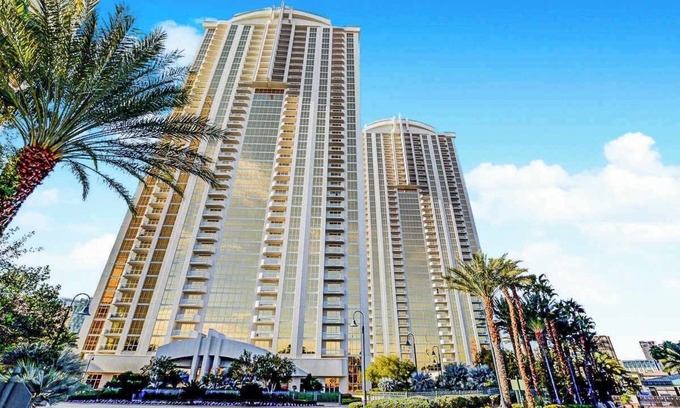 Las Vegas Apartment | Spacious MGM Studio | Topgolf Pool Views 07718