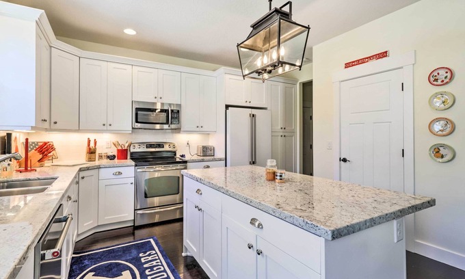 Midway House | Spacious Midway Home w/ Balcony + Mtn Views!