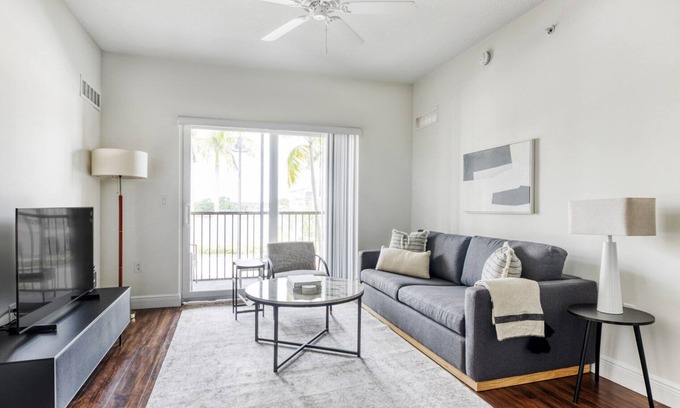 Miramar Apartment | Spacious Miramar 2BR w/Gym, Pool & W/D, nr WF, by Blueground