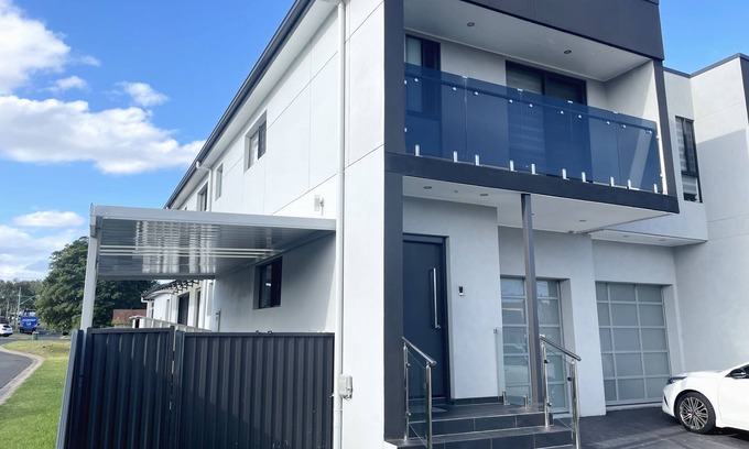 Fairfield West House | Spacious, Modern 2 En-suite Duplex w/Garage