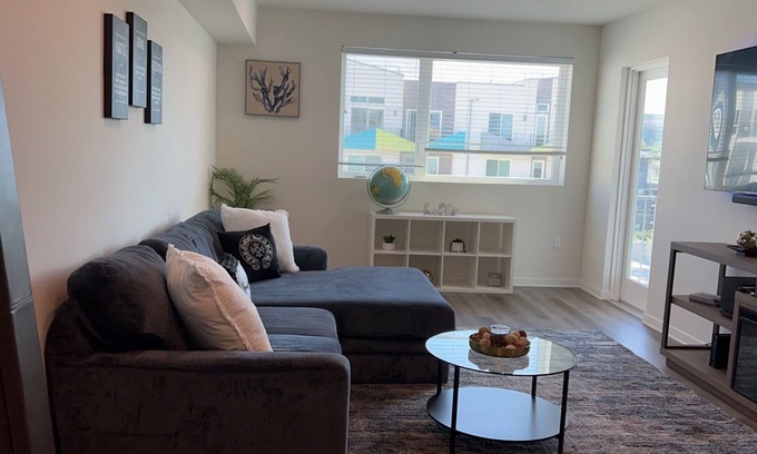 Burbank Apartment | Spacious & Modern 1BedRM in Noho