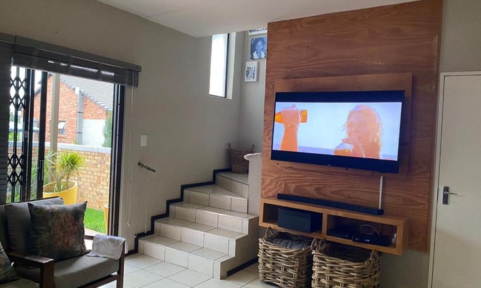 Greater Johannesburg Metropolitan Area Apartment | Spacious modern 2-bedroom duplex apartment