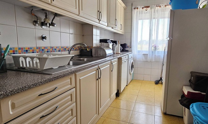 Palhais Apartment | Spacious Modern 3 Bed flat in Lisbon, Expo Summits, City Fun, Shopping & Beaches