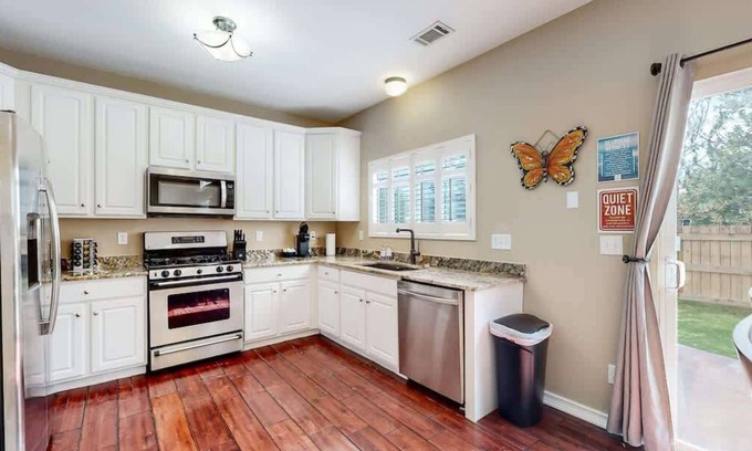 Aurora House | Spacious Modern 3BR Home in Quiet Aurora Neighborhood – Perfect for Stock Show A