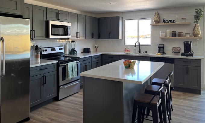 Sunrise Manor House | Spacious Modern 4 BDRM close to airport