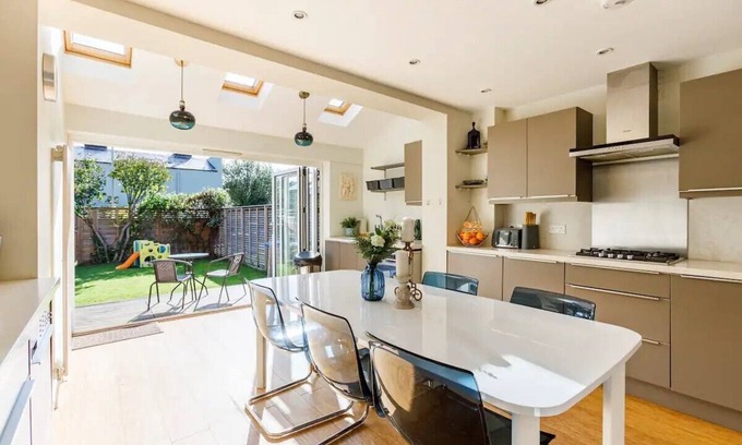 Windsor House | Spacious & Modern 4 Bedroom House in Central Windsor