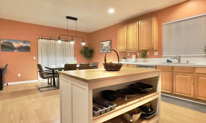 Lancaster House | Spacious Modern 8BR 4BA, Garage, Laundry, Sleep 16