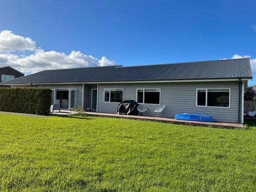 Mangawhai House | Spacious, modern, and central by the Seaside