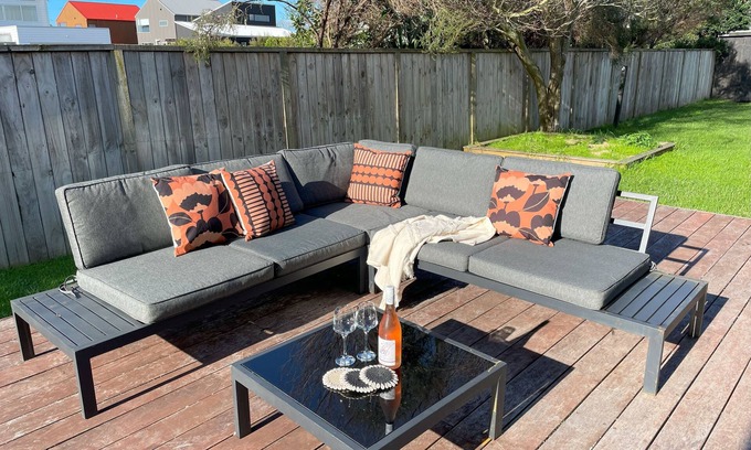 Mangawhai House | Spacious, modern and central by the estuary.walk every where!