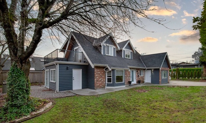 White Rock House | Spacious & Modern by the Beach ~ King & Queen Beds