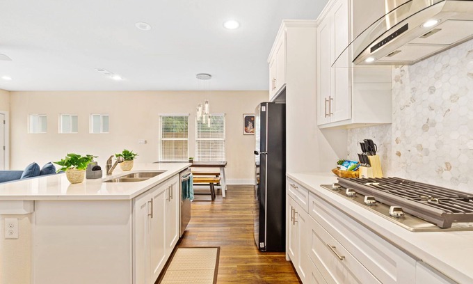 West Dallas House | Spacious Modern Chic 5BR Home in Dallas - 9 Beds!