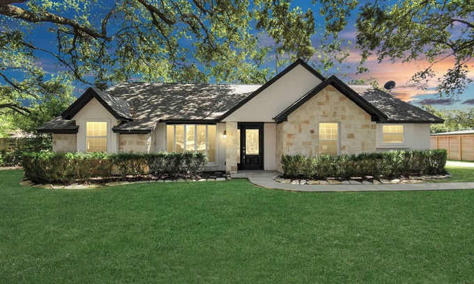 Katy House | Spacious Modern Cottage Perfect for Families & Pets ~ Gated Parking ~ Sleeps 9+