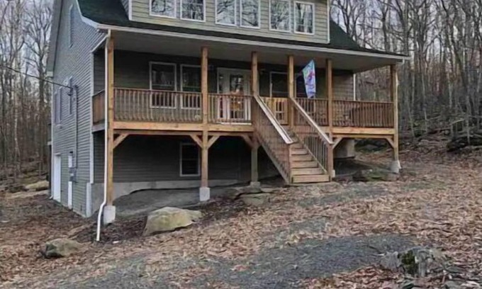 Lackawaxen House | Spacious, Modern, Cozy Duplex