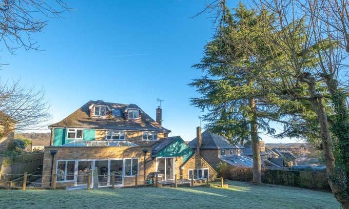 Pangbourne House | Spacious, Modern Family Home I Pass the Keys