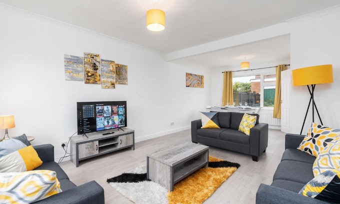 Todwick House | Spacious Modern Home in Sheffield