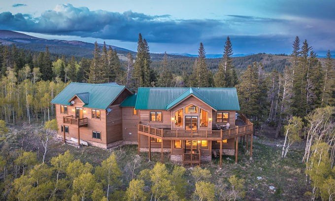 Alma House | Spacious Modern home with Gorgeous Scenic views!