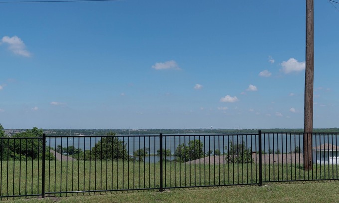 Garland House | Spacious Modern Home with Lake view in Dallas, great amenities/full Kitchen/Wifi