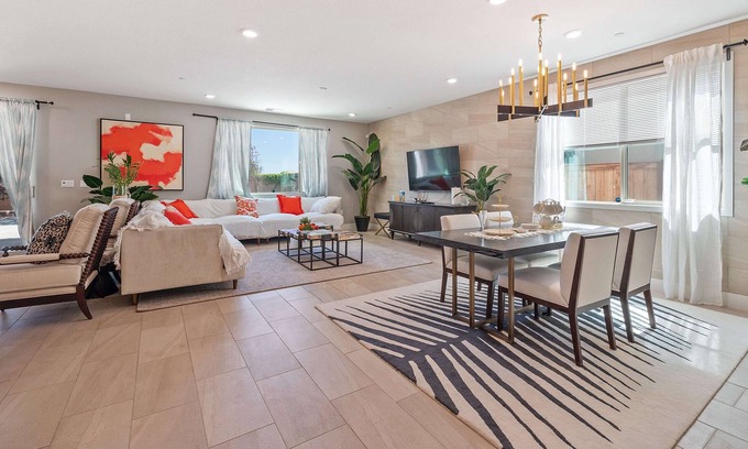 Elk Grove House | Spacious modern house in new neighborhood