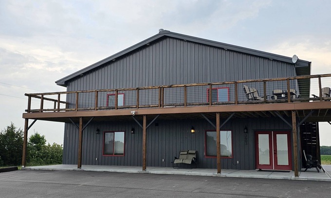 Grand Island Cabin | Spacious modern lodge outside of city