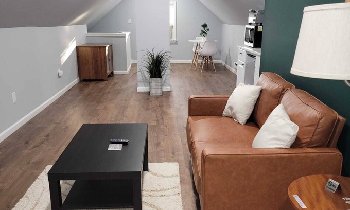 Bloomfield Apartment | Spacious modern loft apartment with private entrance close to NYC