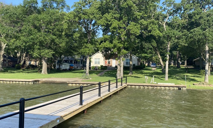 Leisure Land House | Spacious & Modern! Luxury Lakefront Getaway! WIFI included. NEW boat dock