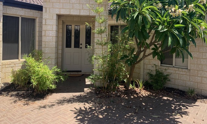 Morley House | Spacious, Modern & Private 3x2, A/C, 15 Mins to City, Airport & Beach