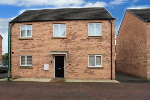 Peterborough House | Spacious & Modern Retreat Garden Free Parking!