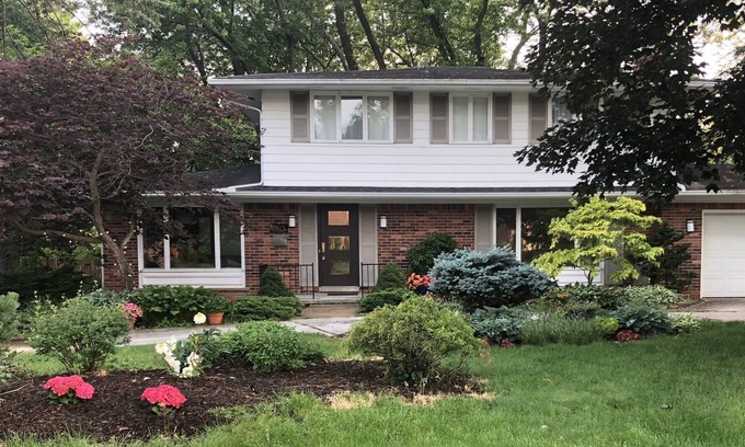 Ann Arbor House | Spacious Modern Retreat and Walk to the Big House