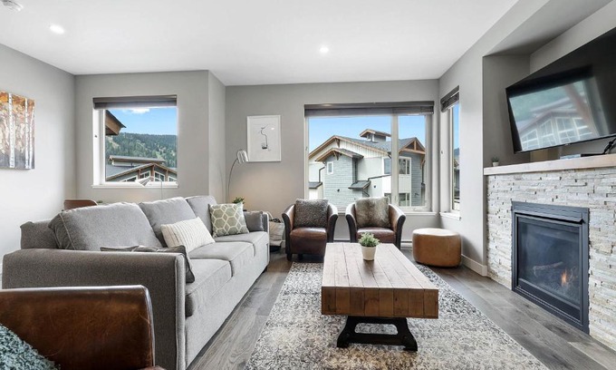 Sun Peaks House | Spacious Modern Ski-in Ski-out with Hot Tub Townhouse