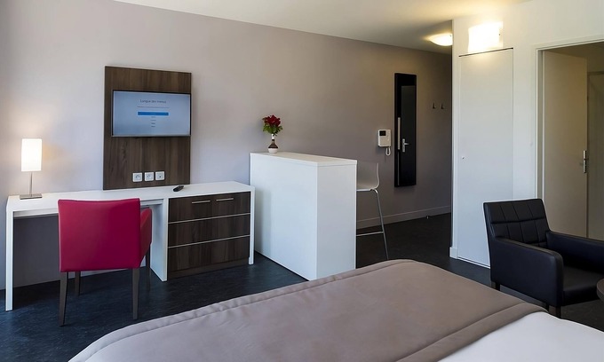 Dijon Hotel | Spacious, Modern Stay Ideal for Academic Dijon Visits | Suite w/Kitchenette
