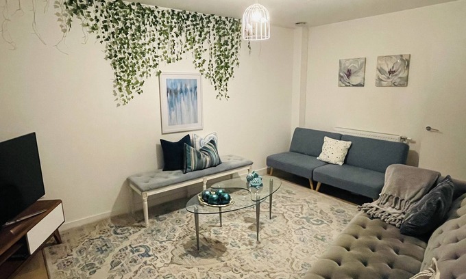 Finsbury Park Apartment | Spacious Modern Well-furnished 2 bdrm flat, 2 mins from train station, 4-5 pple