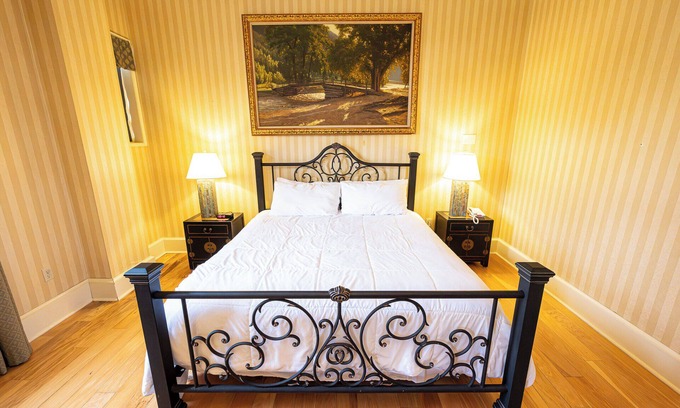 Shawnee On Delaware Hotel | Spacious Mountain Retreat | Ideal Room for a Calm & Scenic Getaway
