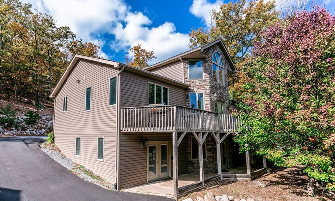 McGaheysville Cabin | Spacious Mountain Escape- Unplug, Unwind, and Reconnect in Tranquil Surroundings